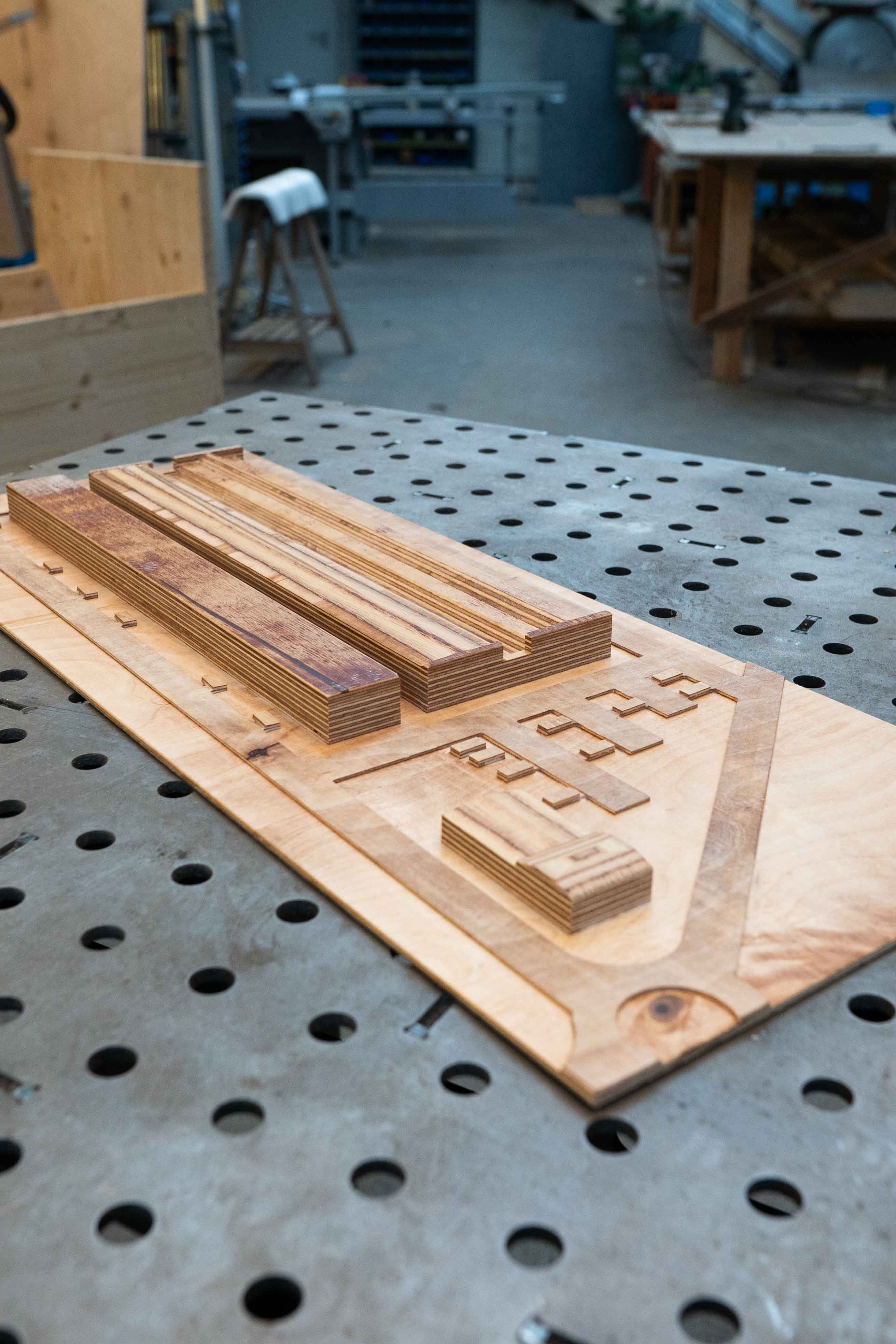 Detailaufnahme der Wellenstruktur der Akustiklampe aus Holz, zeigt Material und handgefertigte Verarbeitung