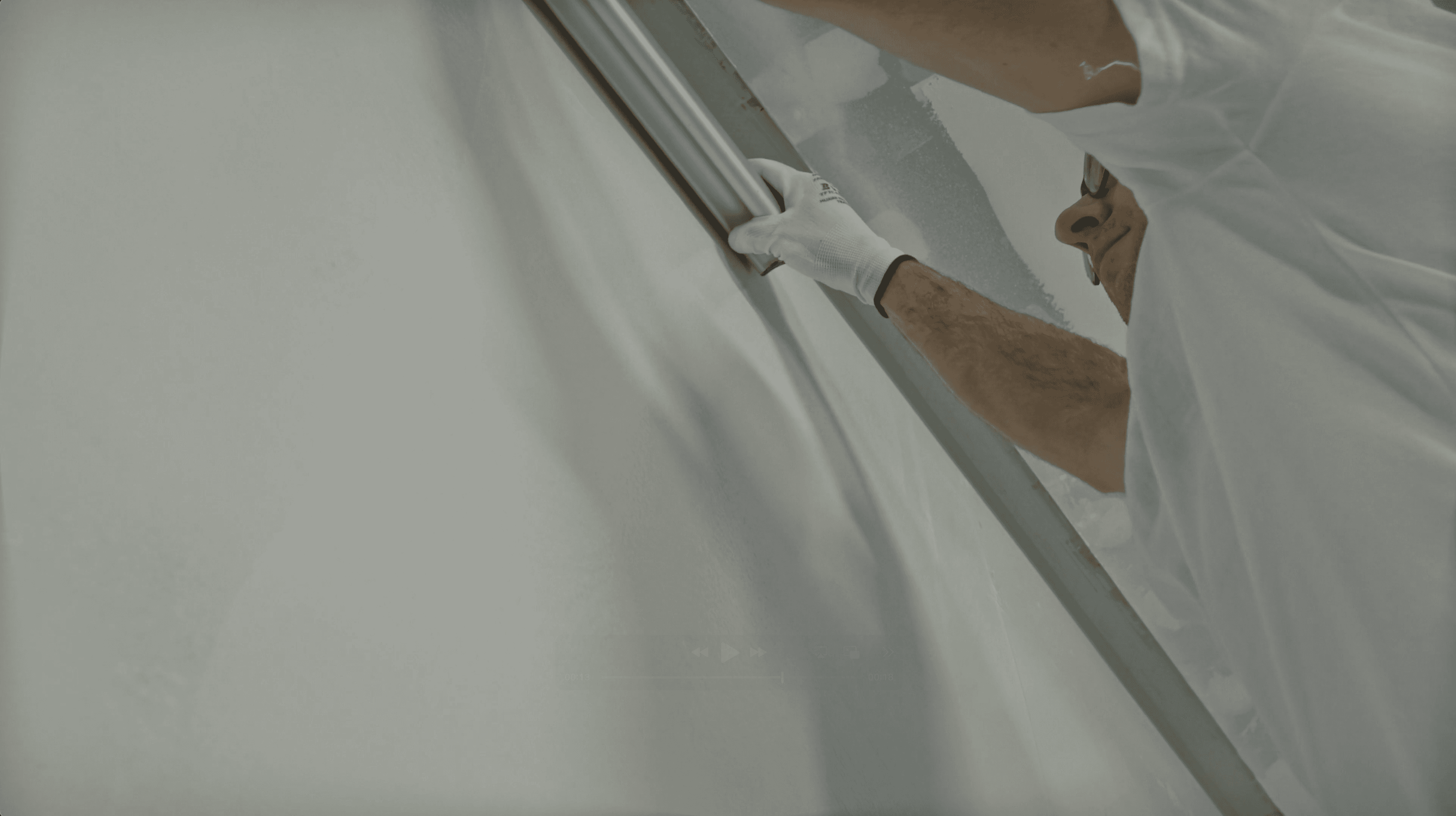 Coin entrée rénové : réglette lumineuse murale, panneau rainuré, prises encastrées — préparation peinture & éclairage.