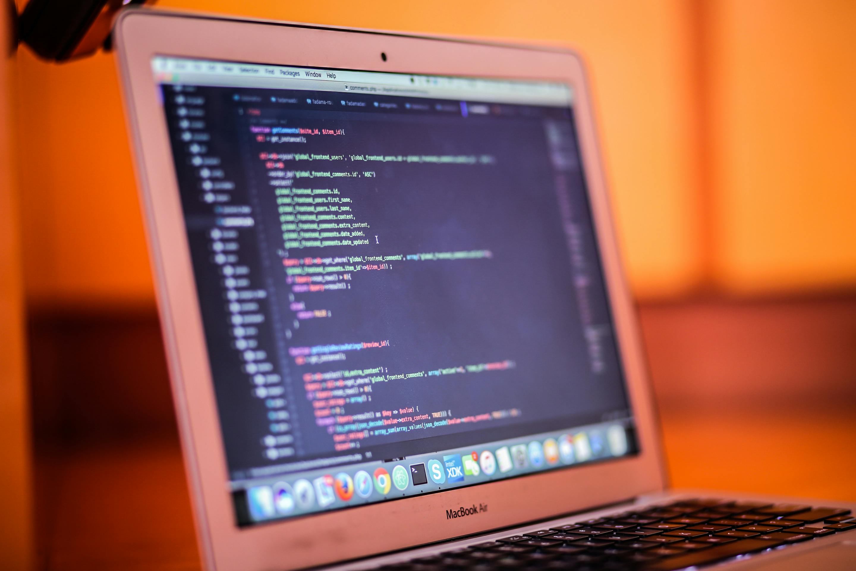 Schermo di un laptop con codice sorgente colorato in evidenza, simbolo di sviluppo software e programmazione web.