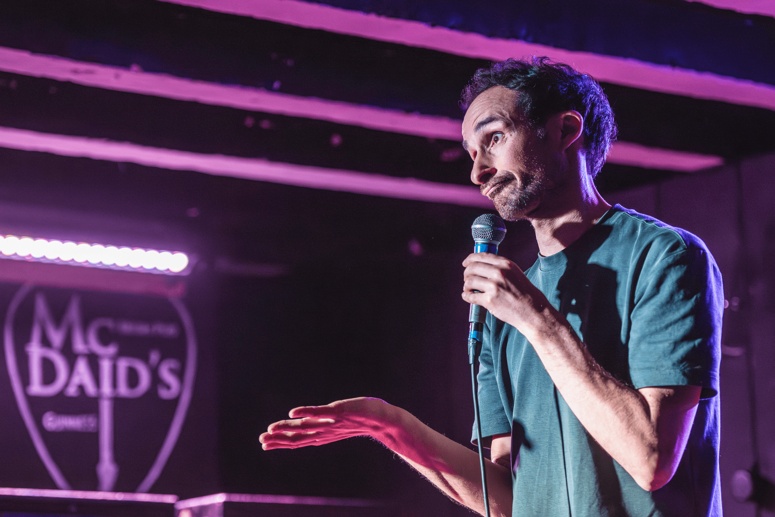 comédien de stand up avec micro