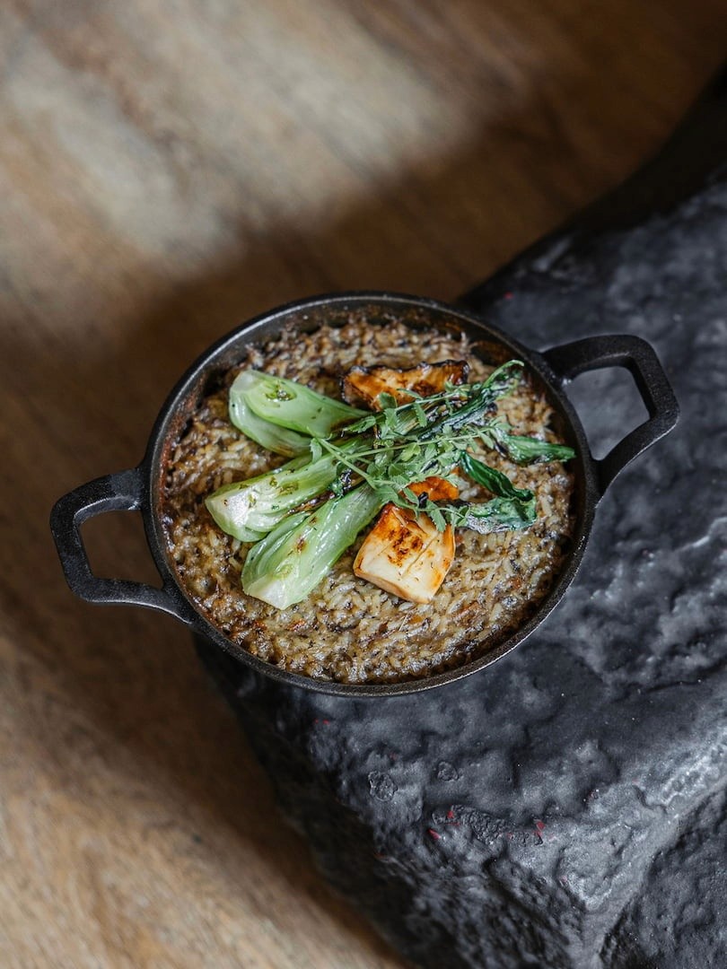 Arroz de forno com cogumelos e pak-choi