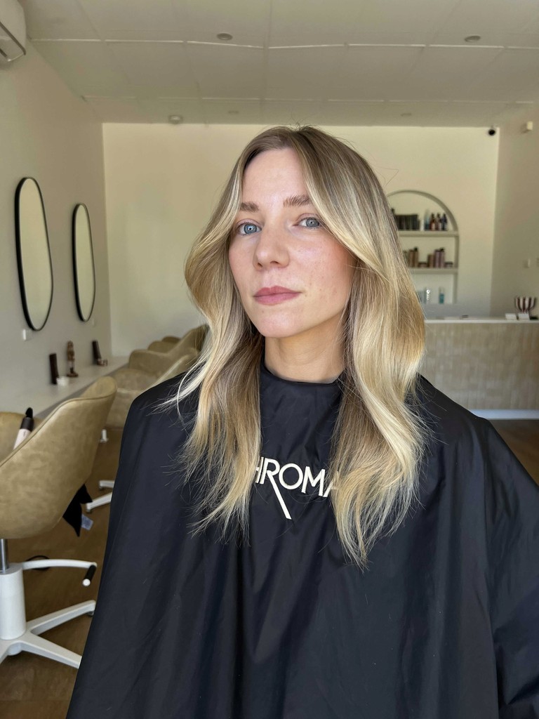 Model with wavy blonde hair done by Goldi