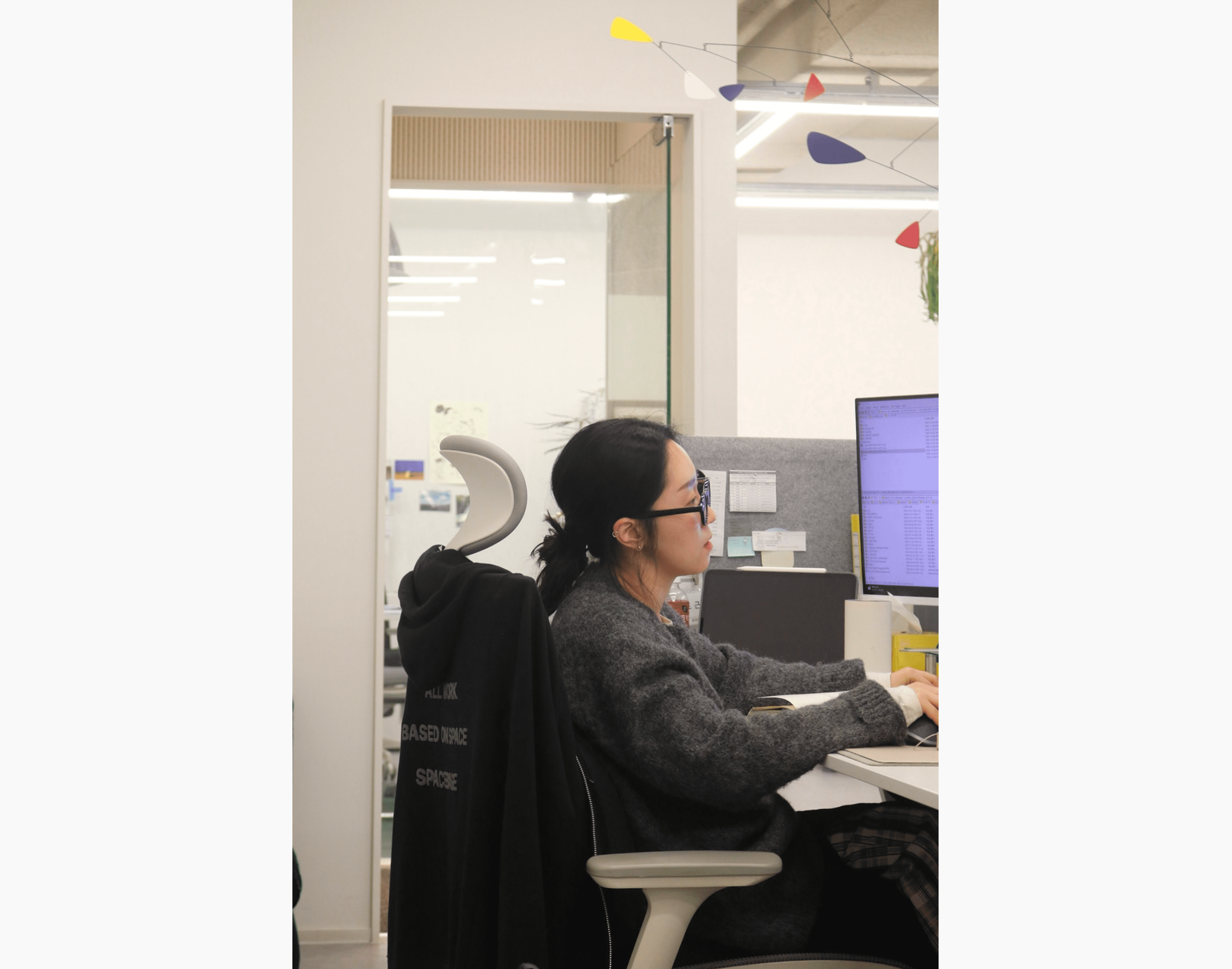 작업물을 살펴보고 있는 스베 디자이너