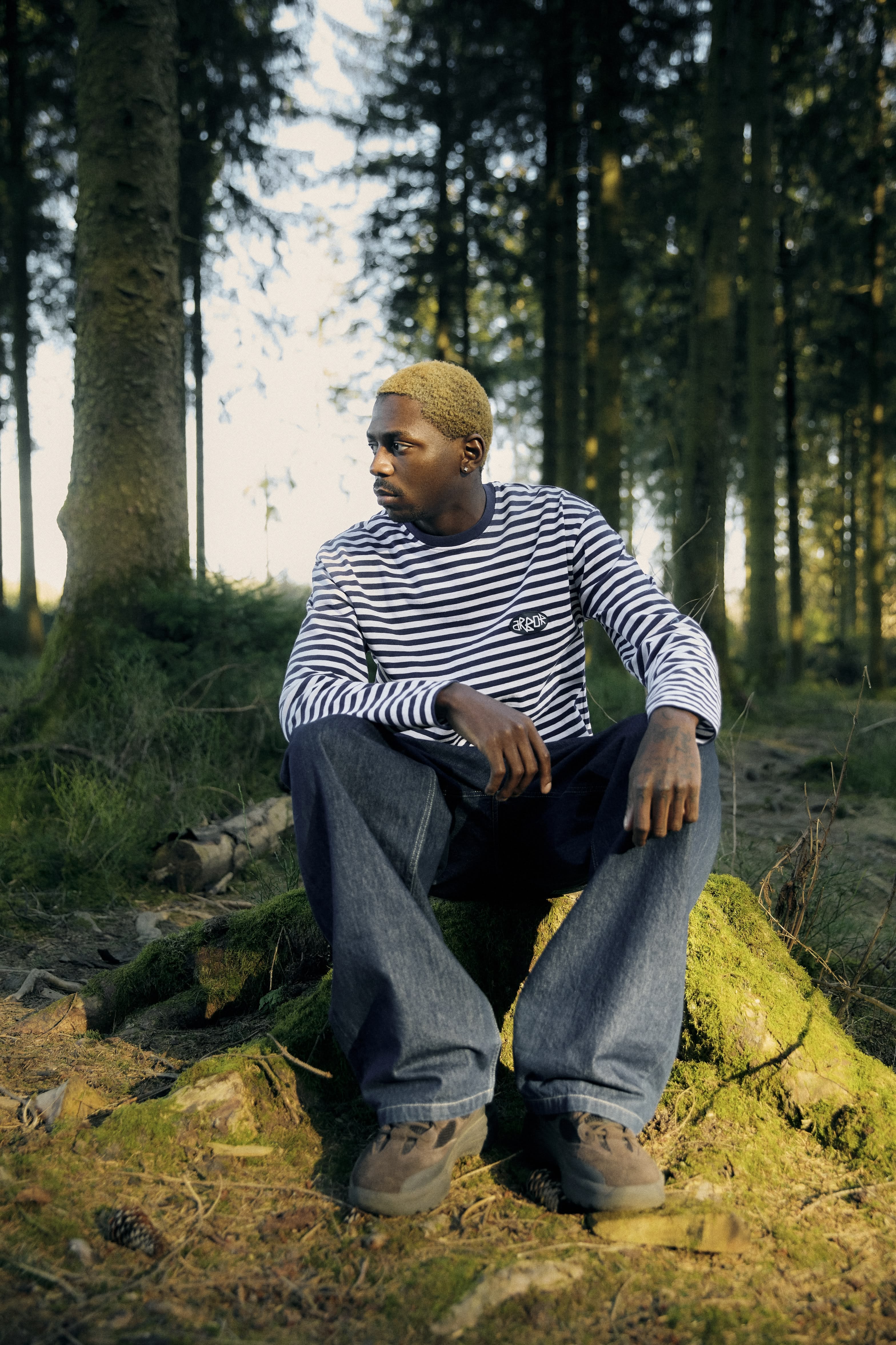 Un mannequin porte un t-shirt rayé à manches longues Arbor Antwerpen