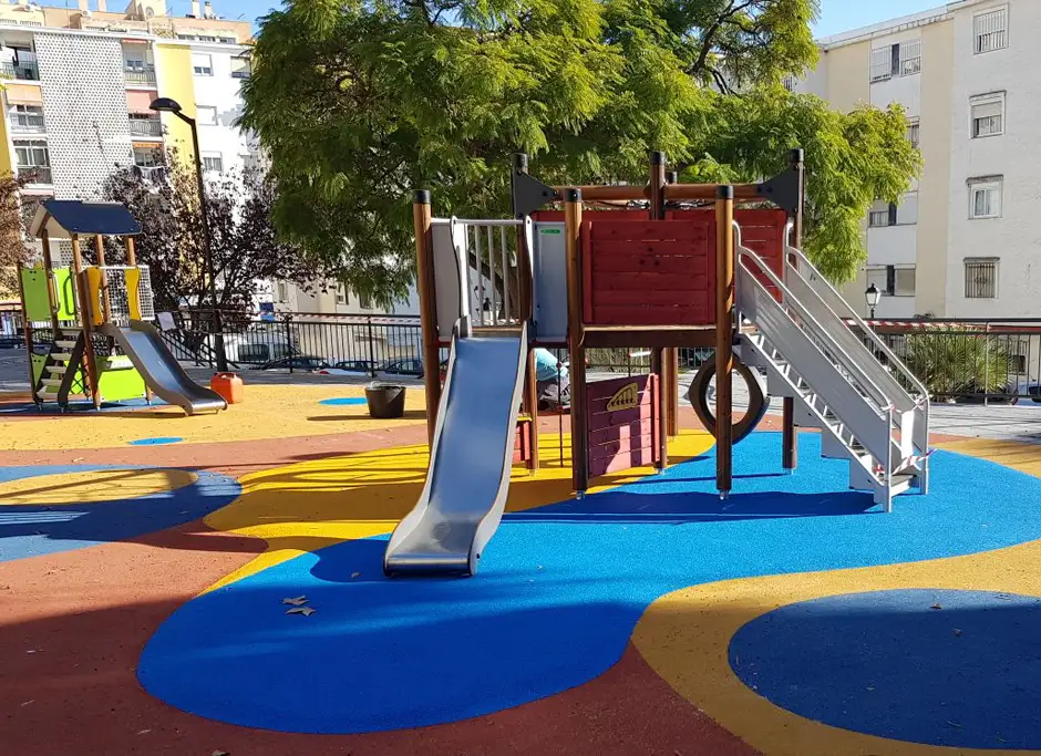 juego infantil con puente en parque para niños