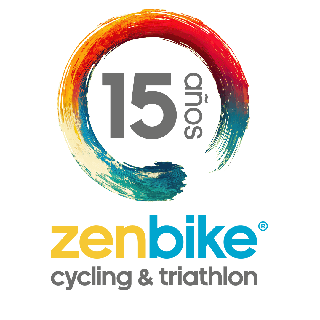 Ciclistas zenbike en carretera escénica durante entrenamiento grupal, celebrando los 15 años del equipo con uniforme conmemorativo.