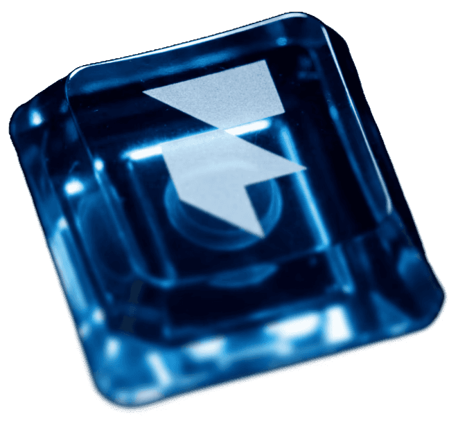 Eine blau gefärbte durchsichtige Plastik-Taste einer Tastatur mit einem aufgedruckten Framer-Logo
