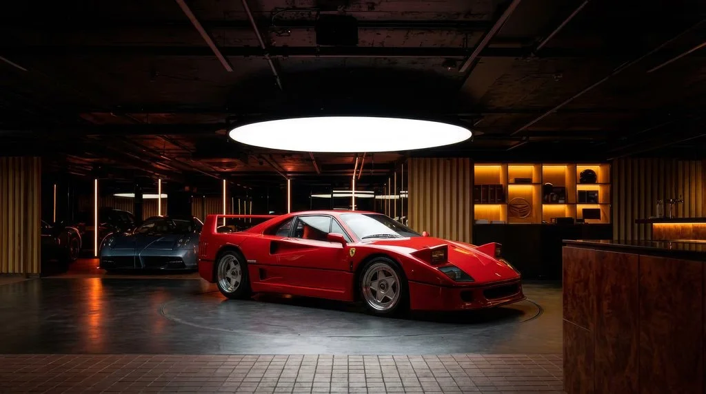 Roter Ferrari F40 in exklusiver Sammlerhalle – Oldtimer und Supersportwagen Versicherung
