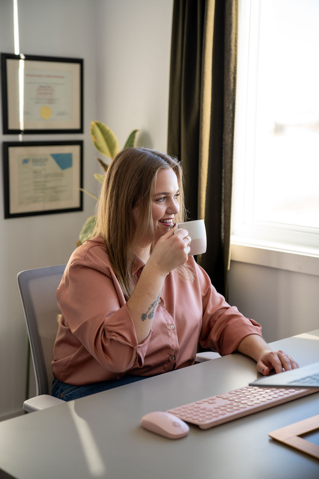 Noémy, fondatrice, en rencontre à son bureau