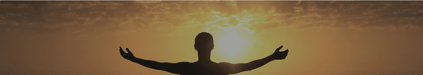 Meditierende Person vor Sonnenuntergang.