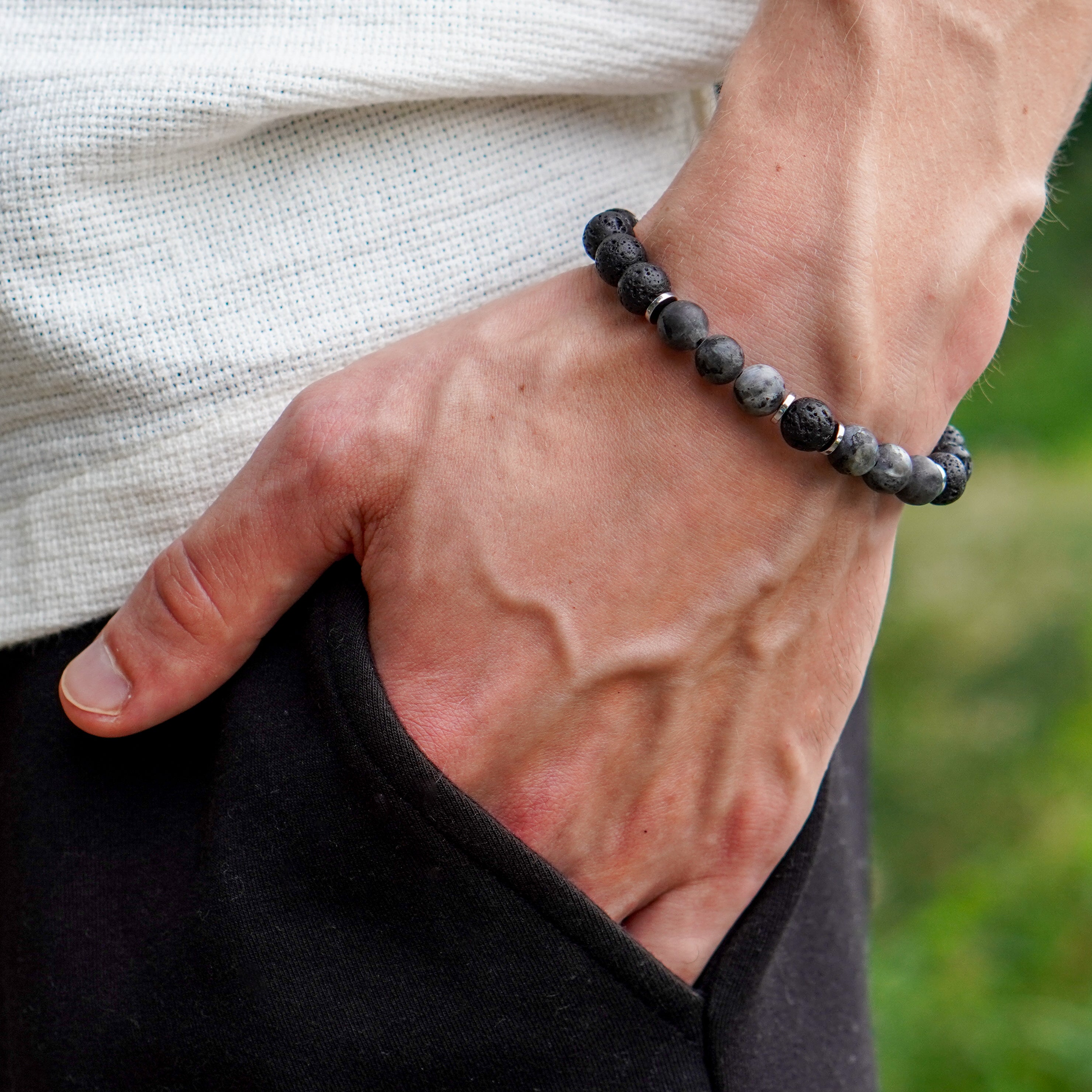 Stylowa bransoletka energetyczna z naturalnych kamieni na męskim nadgarstku.