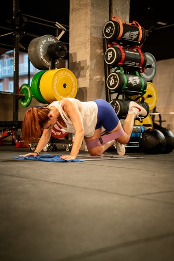 chica entrenando haciendo glúteos