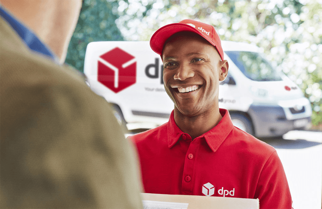 DPD Paketbote an Haustür mir dpd Lieferauto im Hintergrund