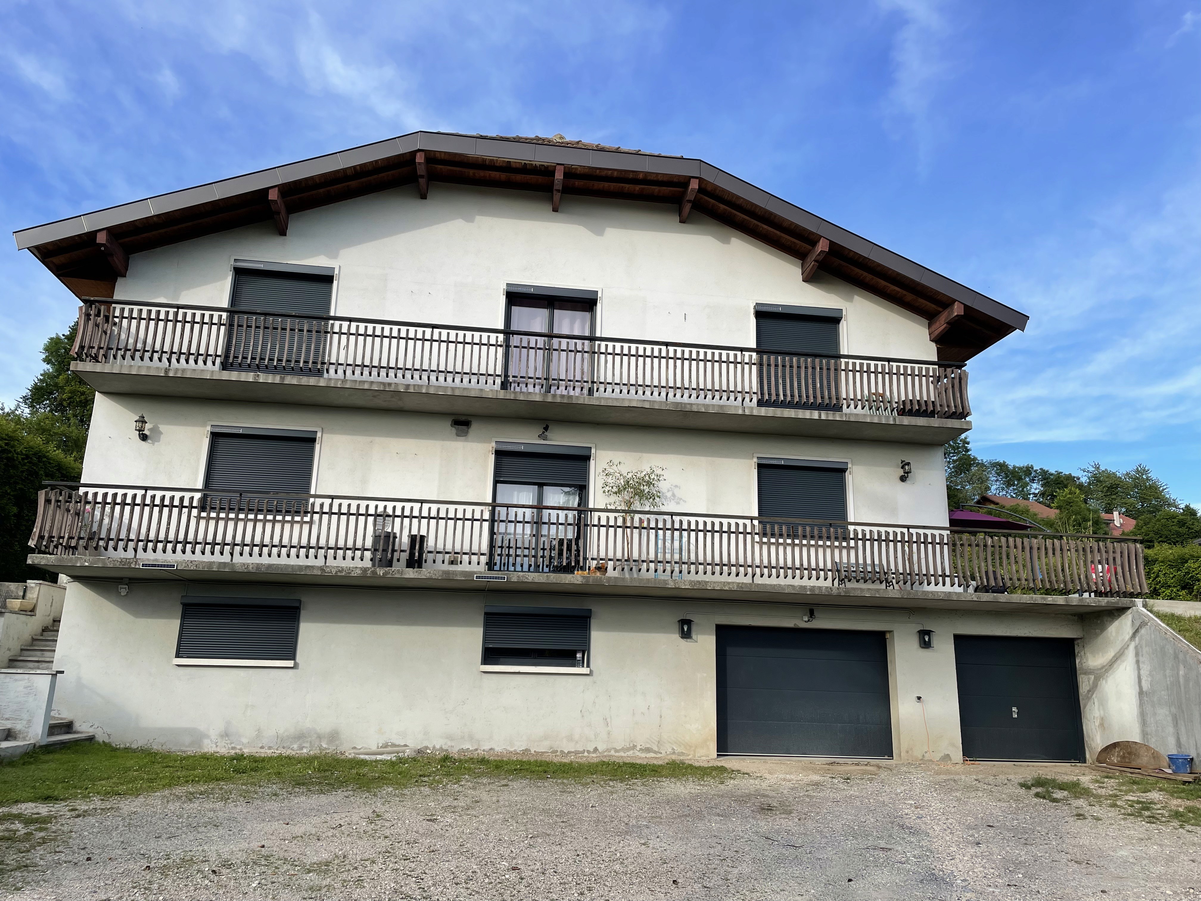 Façade et garde-corps avant rénovation complète à Annecy