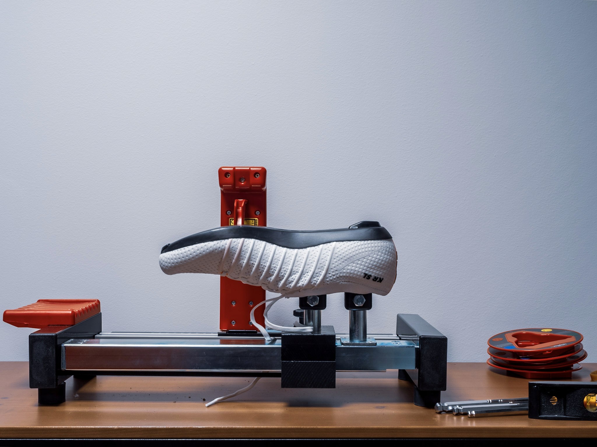 Réglage laser des cales de chaussures vélo avec l'outil de précision IDMatch Cleat Fit pour un alignement parfait pédale-pied.