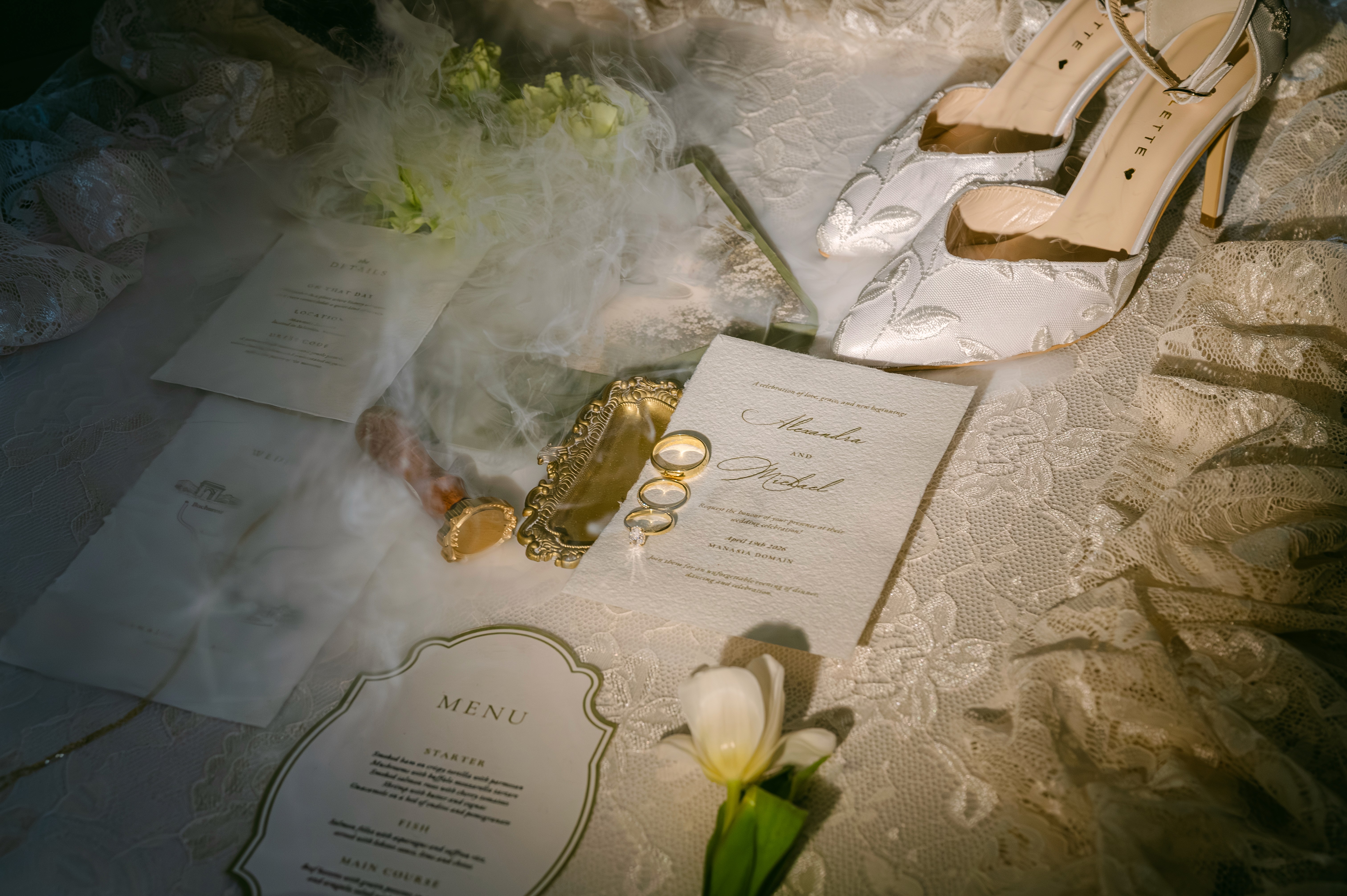 detalii nuntă cu invitații, pantofi și accesorii mireasă, Domeniul Manasia, fotografie de nuntă elegantă