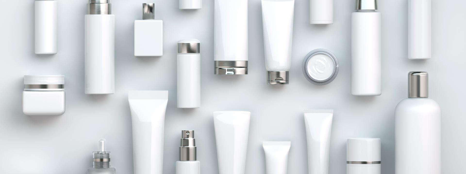 スキンケア用品のボトルやチューブが並んでいる画像