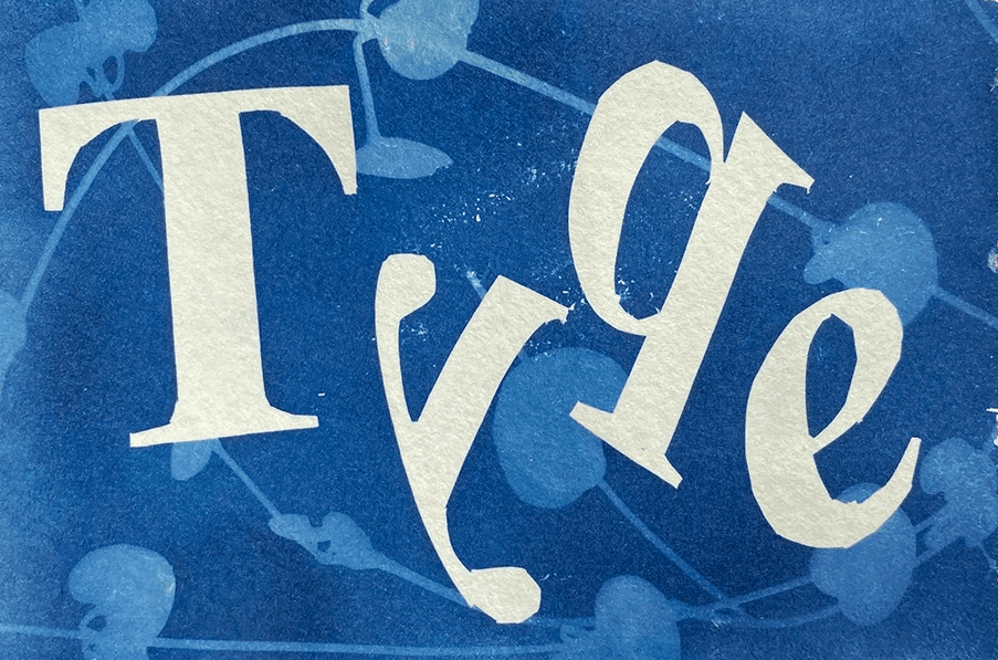 : Blaudruck-Design mit Times New Roman Buchstaben: Spiel mit Positiv- und Negativformen in der analogen Fotografie.