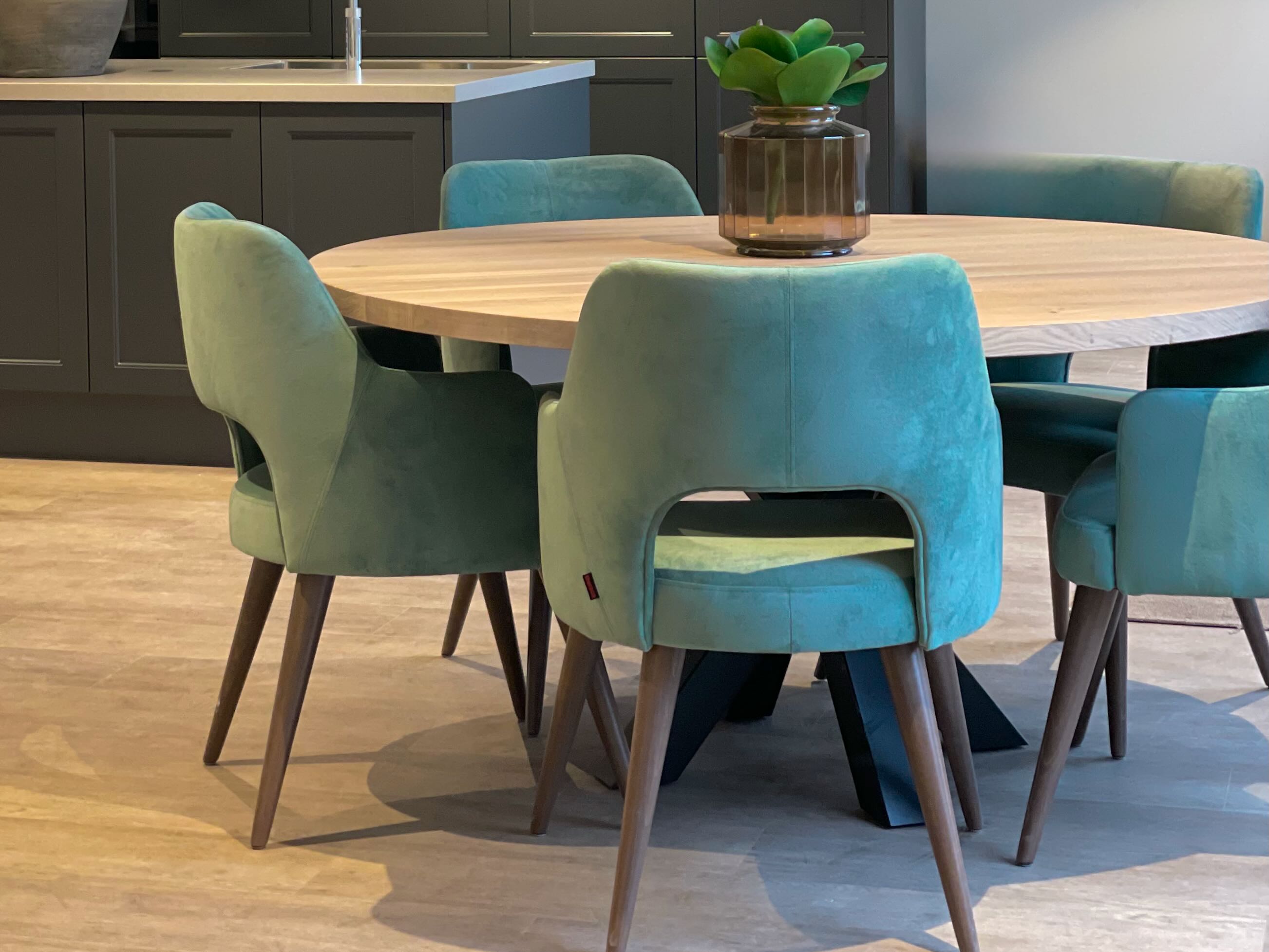 ronde tafel groene eetstoelen in woonkeuken 