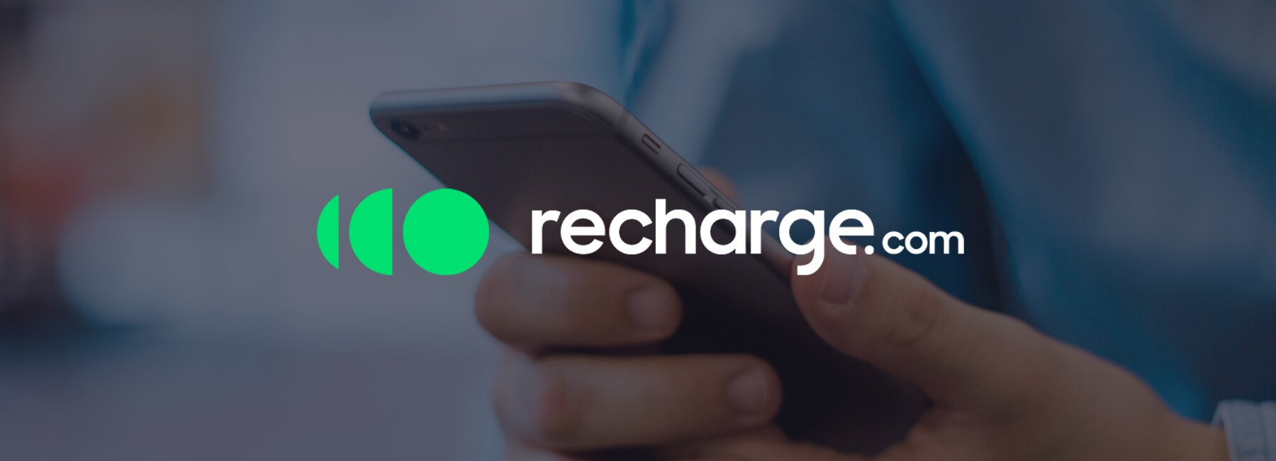 Cover van recharge.com met achtergrond van iemand die een mobiel vasthoudt. 