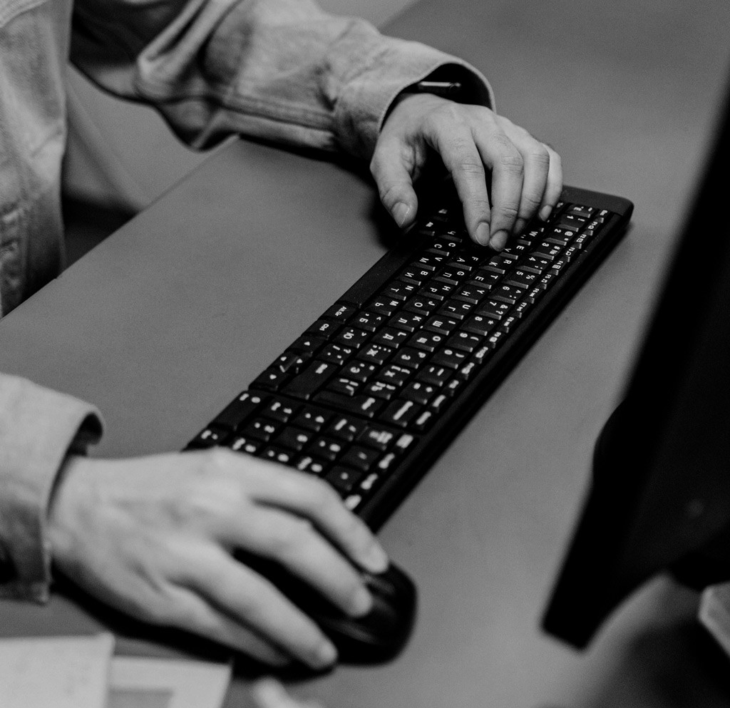 Mains tapant sur un clavier d'ordinateur, support technique et assistance informatique Skalid