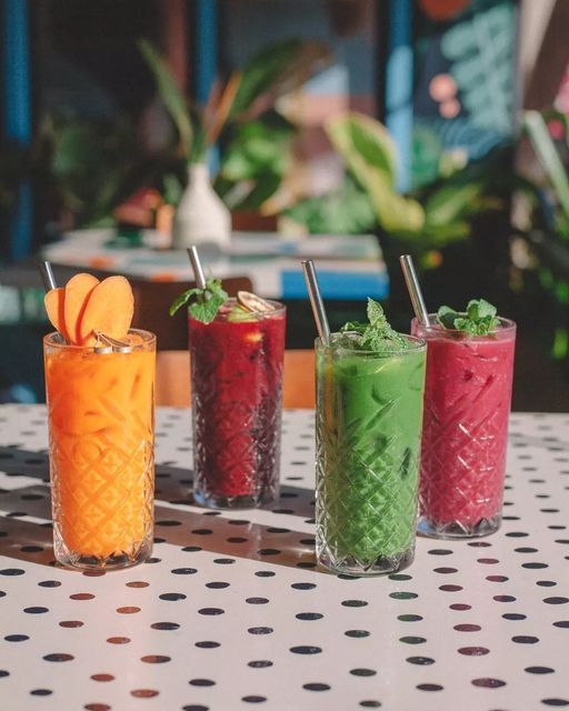 Plusieurs jus sur un bar