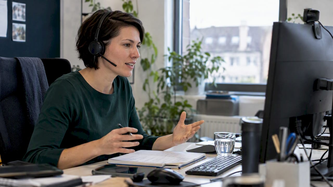 Recruiterin moderiert ein Interview über Teams