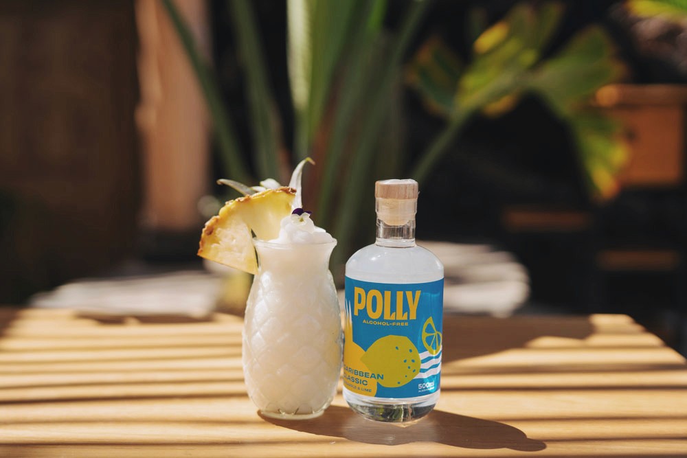 Flasche Polly mit Glas mit Drink
