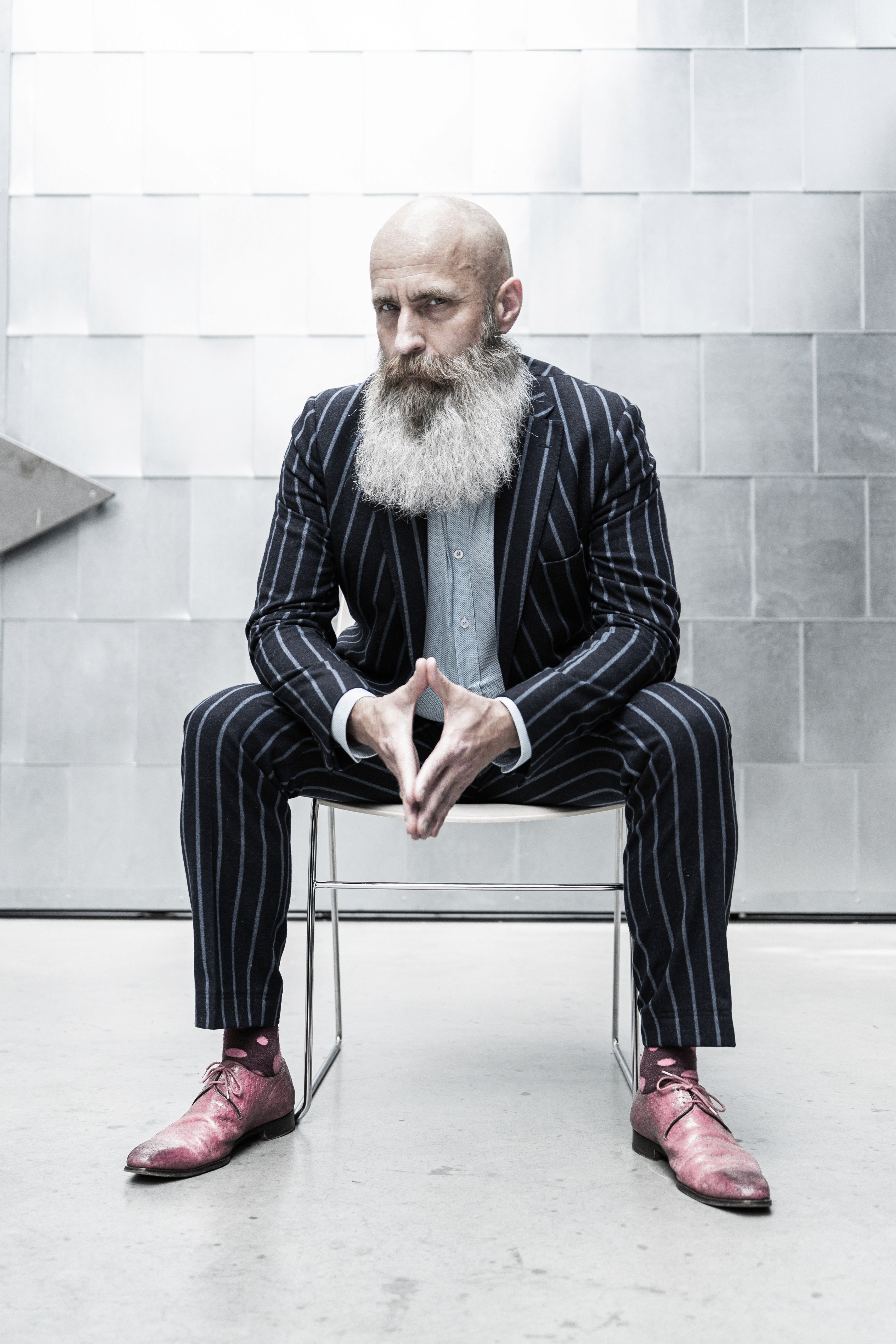 Bas Stronks, oprichter van wdb?, met grijze baard, kijkend in camera.