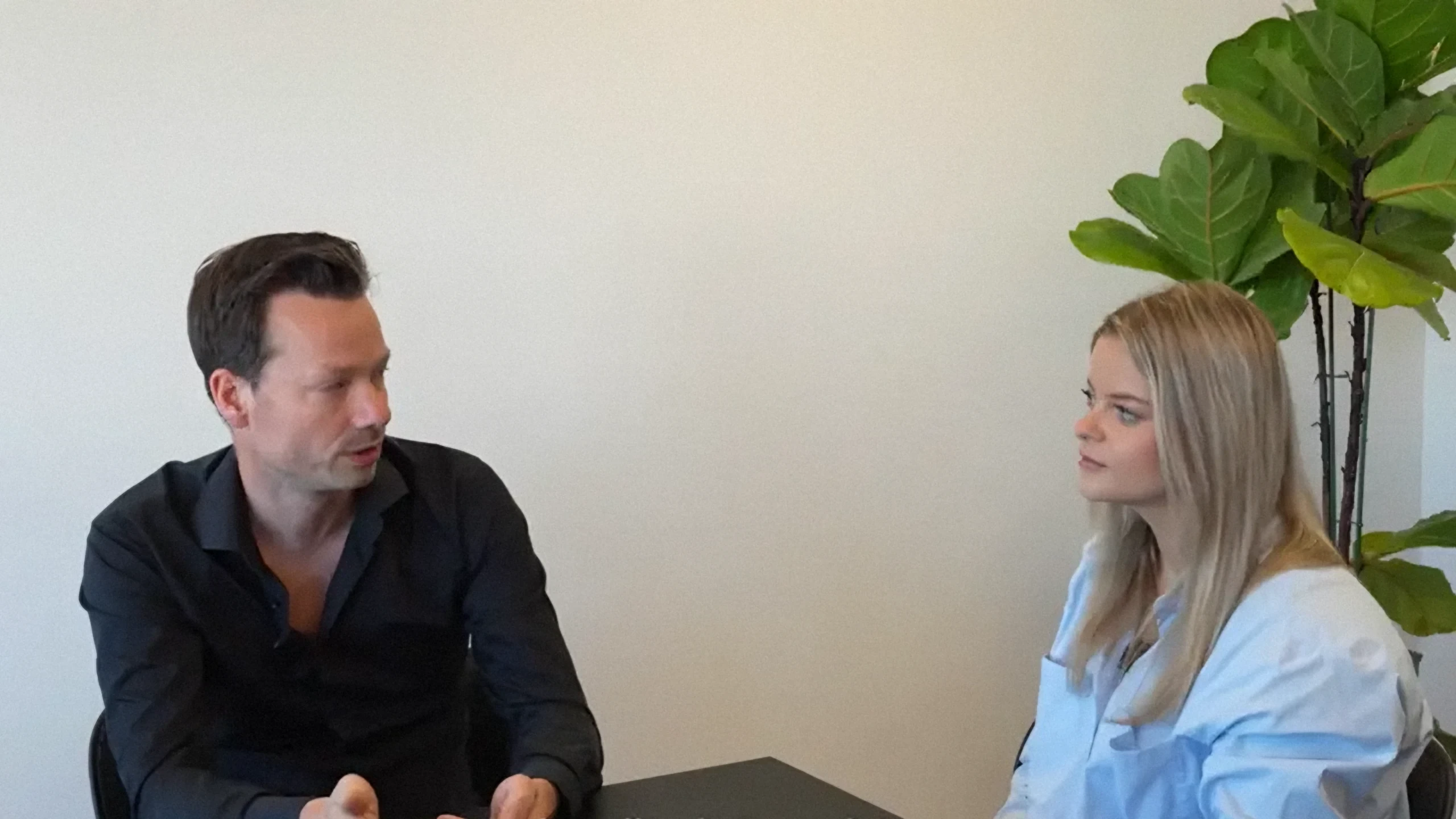 Twee gesprekspartners aan tafel in gesprek over voorspellend onderhoud