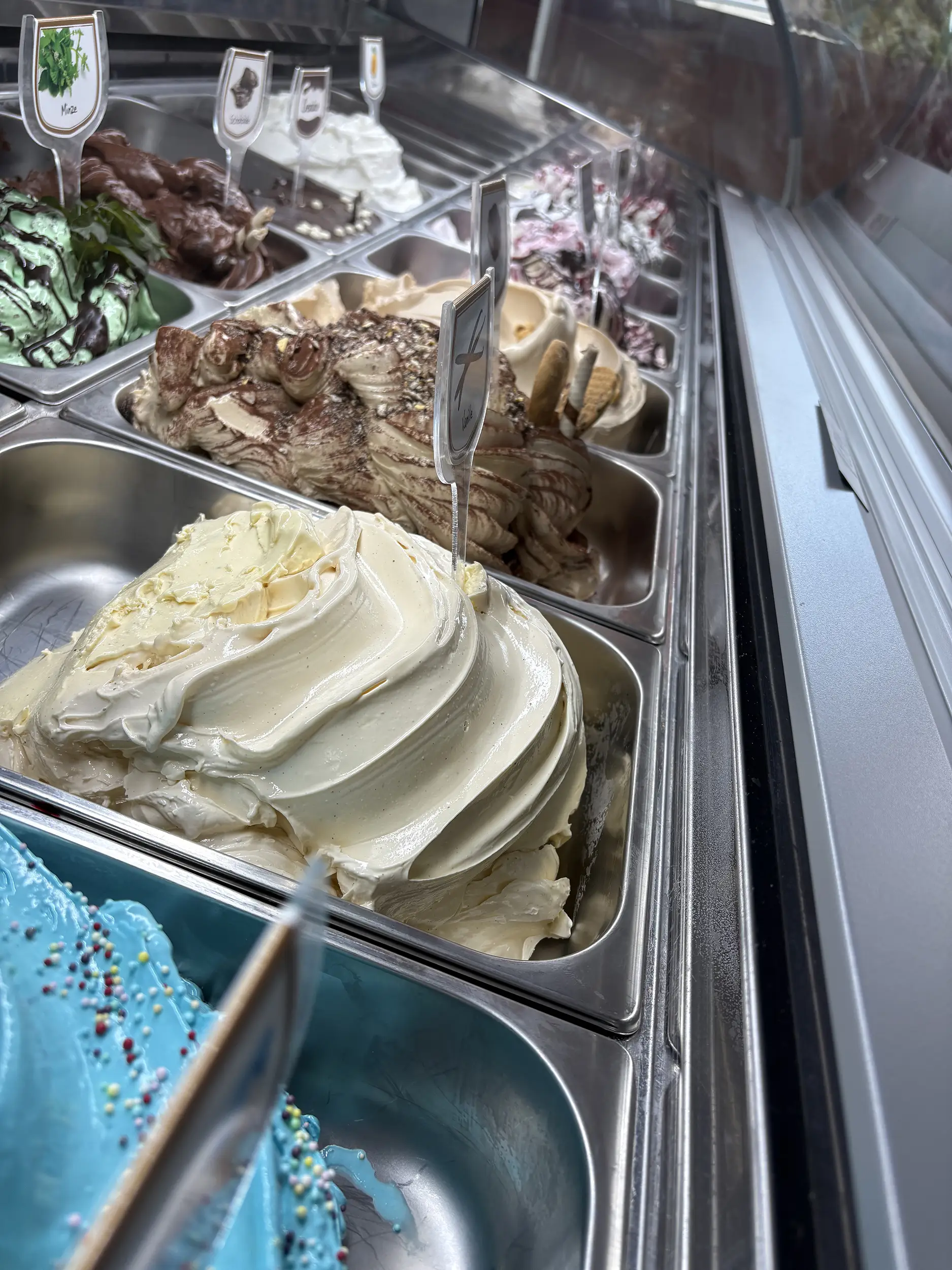 Vanille- und Schokoladeneis in der Eisvitrine