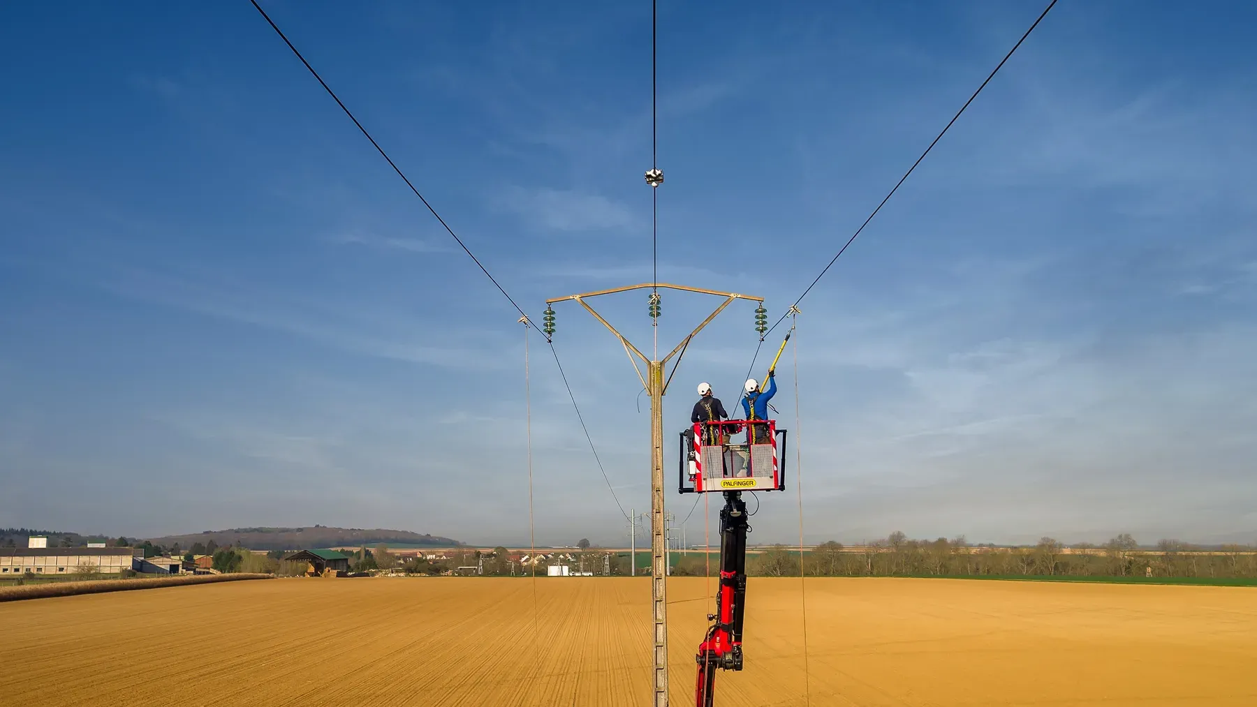Technicien en nacelle intervenant sur pylône électrique — Anteale | Yann Manac’h, photographe pro Lille Nord