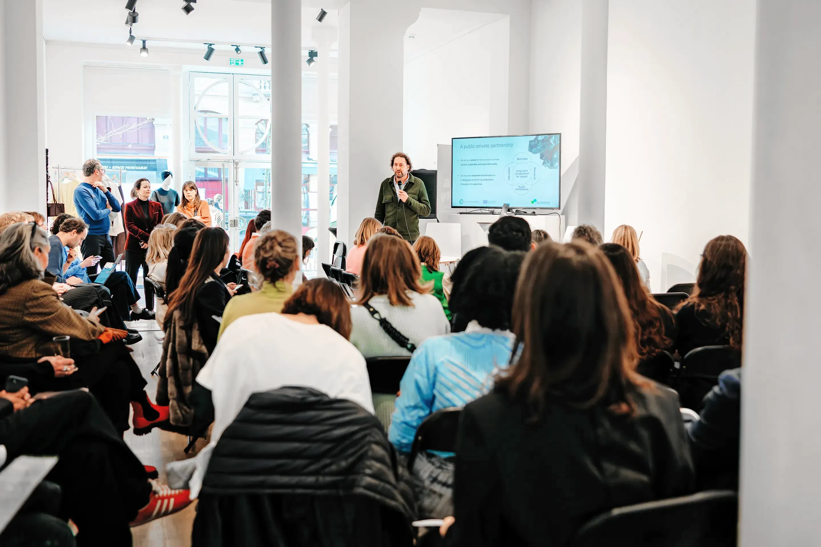 Vue d’ensemble d’une conférence professionnelle avec intervenant et public