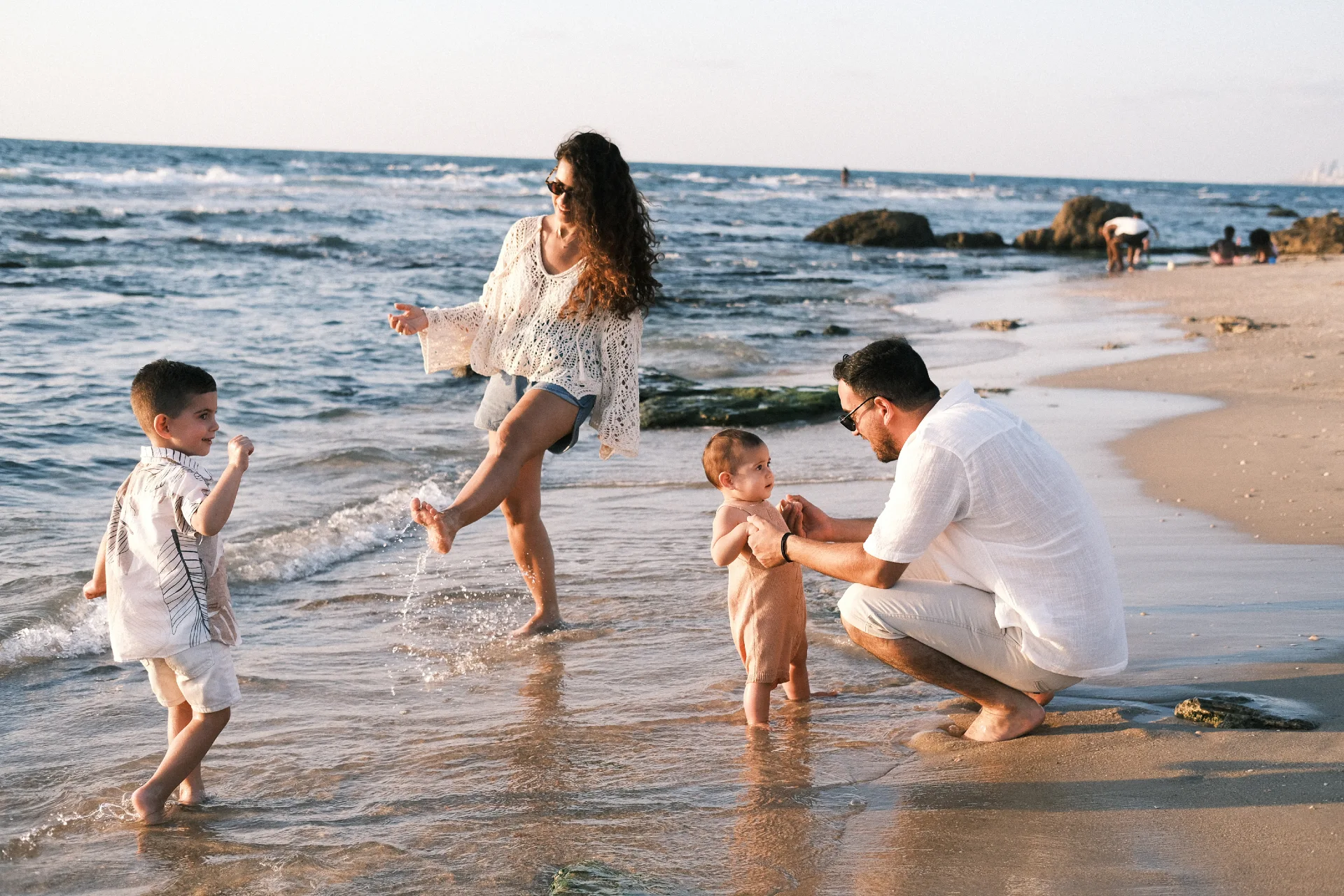 צילום אמנותי של קהל בהופעה חיה תחת תאורה כחולה עוצמתית, ידיים יוצרות צורת לב מול הבמה. צילום של הצלמת שירי עציץ Shiriz המתעד רגעי חיבור ורגש במוזיקה.