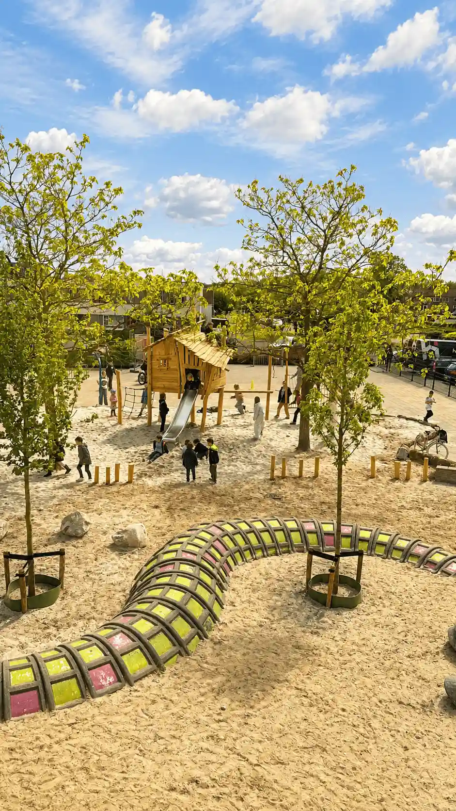 Zakelijk tuinontwerp en aanleg Groenblauw schoolplein voor 't Startblok in Cuijk door Hoveniersbedrijf Star Landscaping