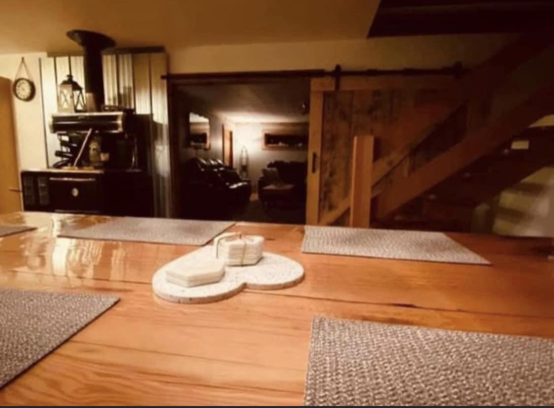 Cozy dining room fishing lodge Zeballos