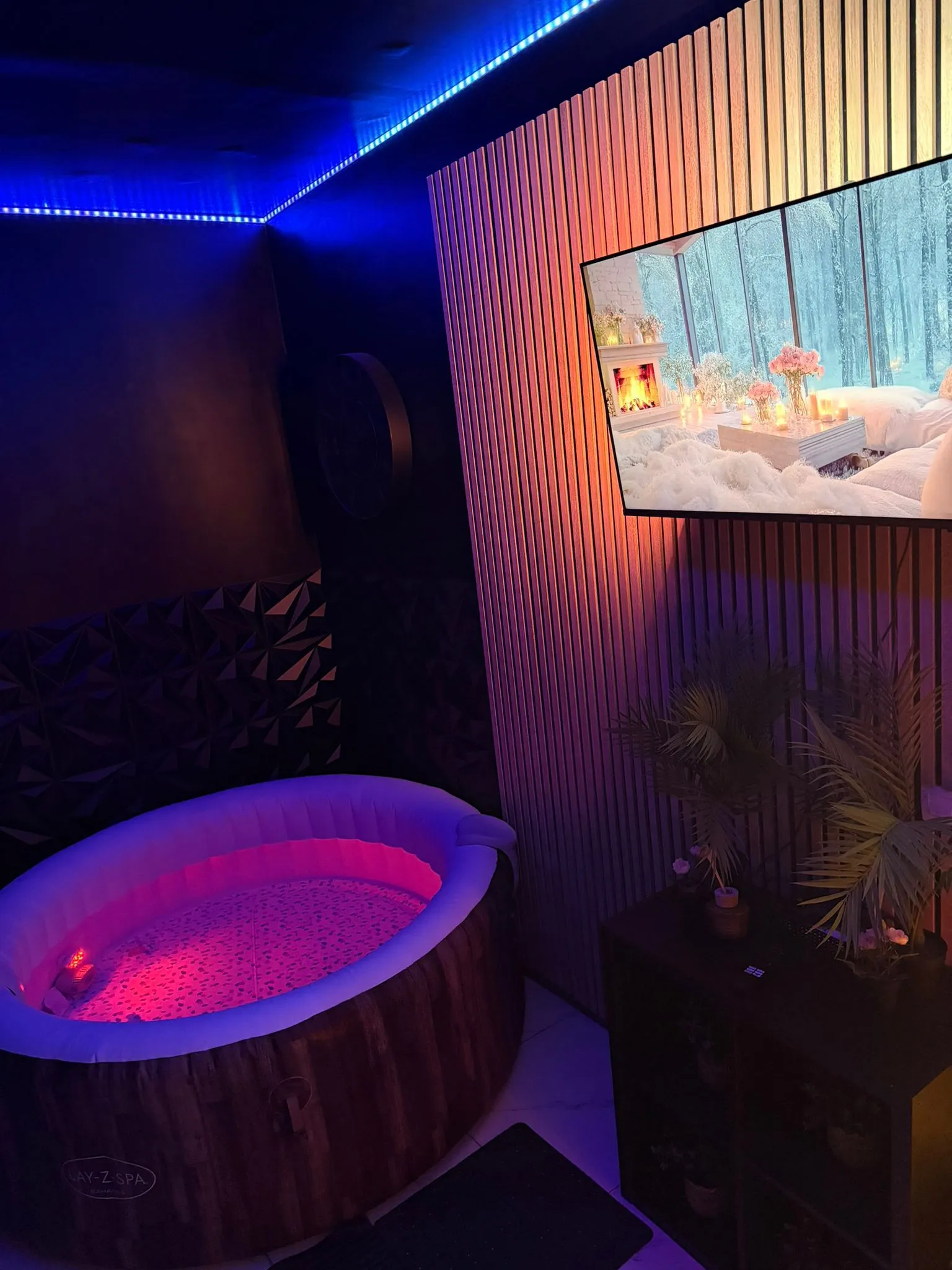 "Suite Black – Suite love intimiste et sophistiquée, avec jacuzzi noir, sauna privé et ambiance tamisée pour une escapade sensuelle à deux près de Liège – LASUITE"