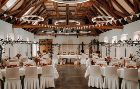 Festlich dekorierte Scheune im Schafhof Wiesentheid mit moderner Beleuchtung für Hochzeiten in Unterfranken.