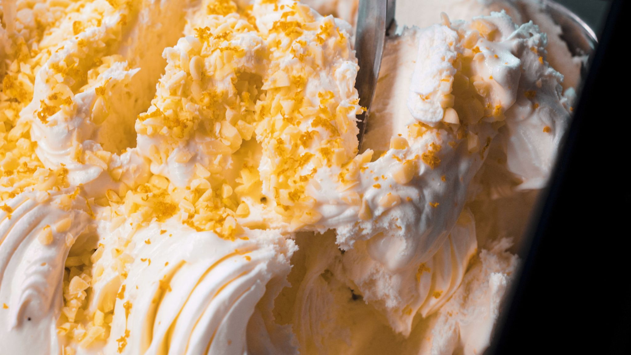 Bägare med färgglad, handgjord gelato