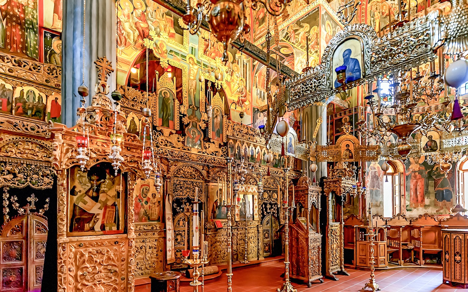A Nagy Meteoron kolostor belső része díszes vallási ikonokkal és faragott faelemekkel.