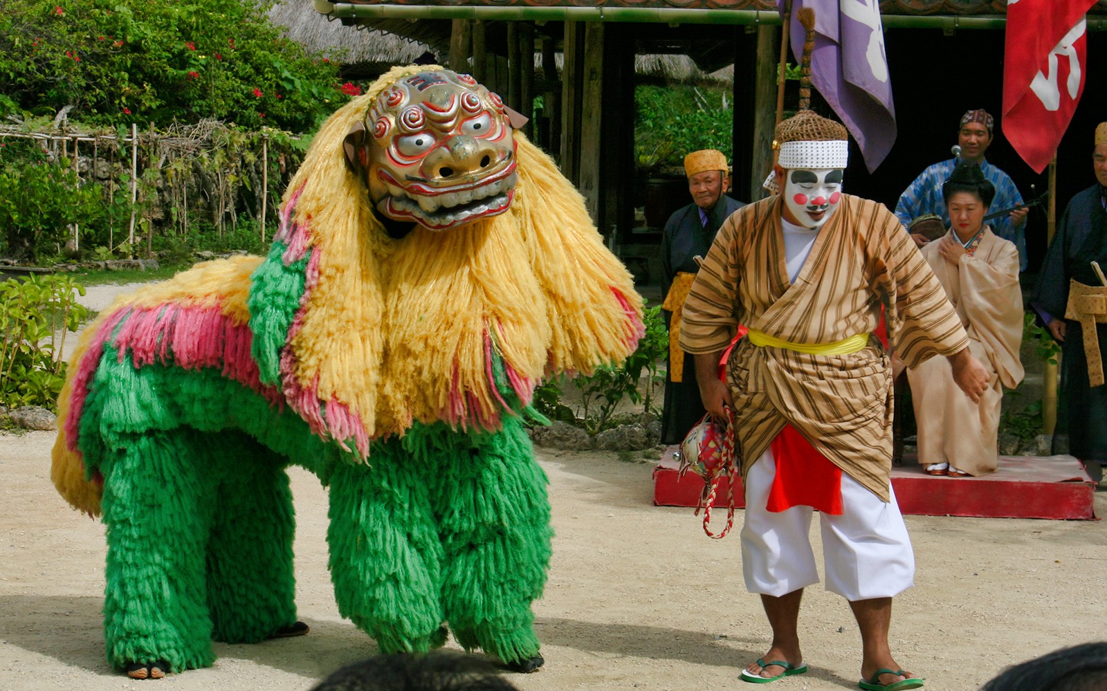 Παραδοσιακή παράσταση με χορό λιονταριού και καλλιτέχνες στο Χωριό Okinawa Ryukyu Mura.