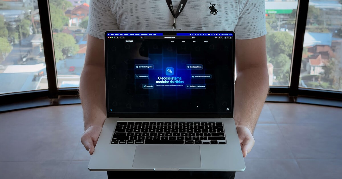 Homem segurando Macbook