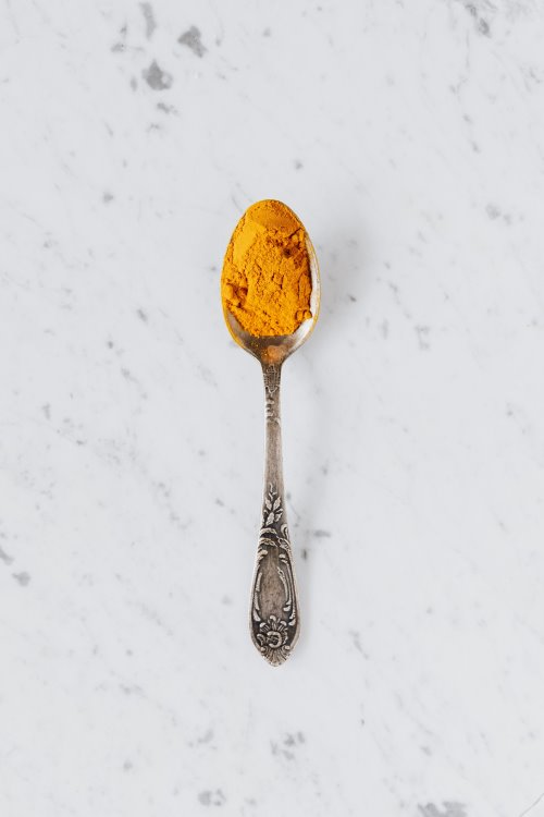 Cucchiaino di curcuma