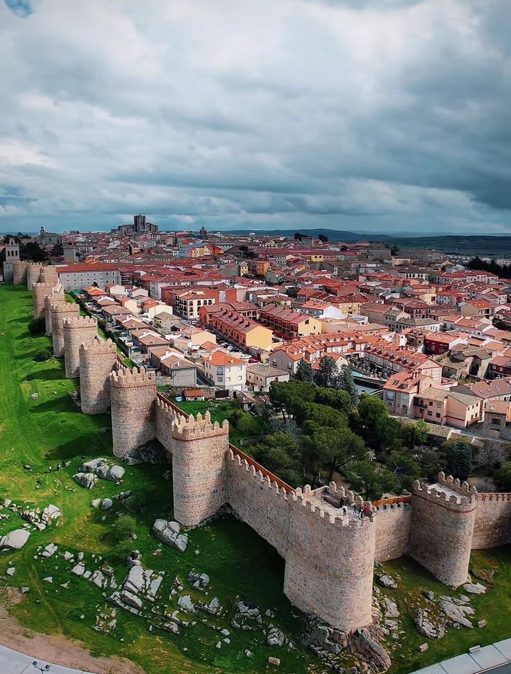 vista aérea de la muralla de Ávila y el centro histórico de la ciudad