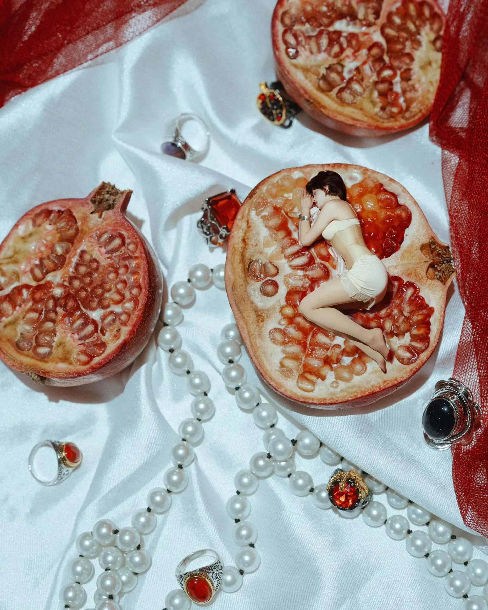 The Colour of Pomegranates — project image 10 by Roman Olinchuk. 香港攝影、創意影像及視覺敘事作品。