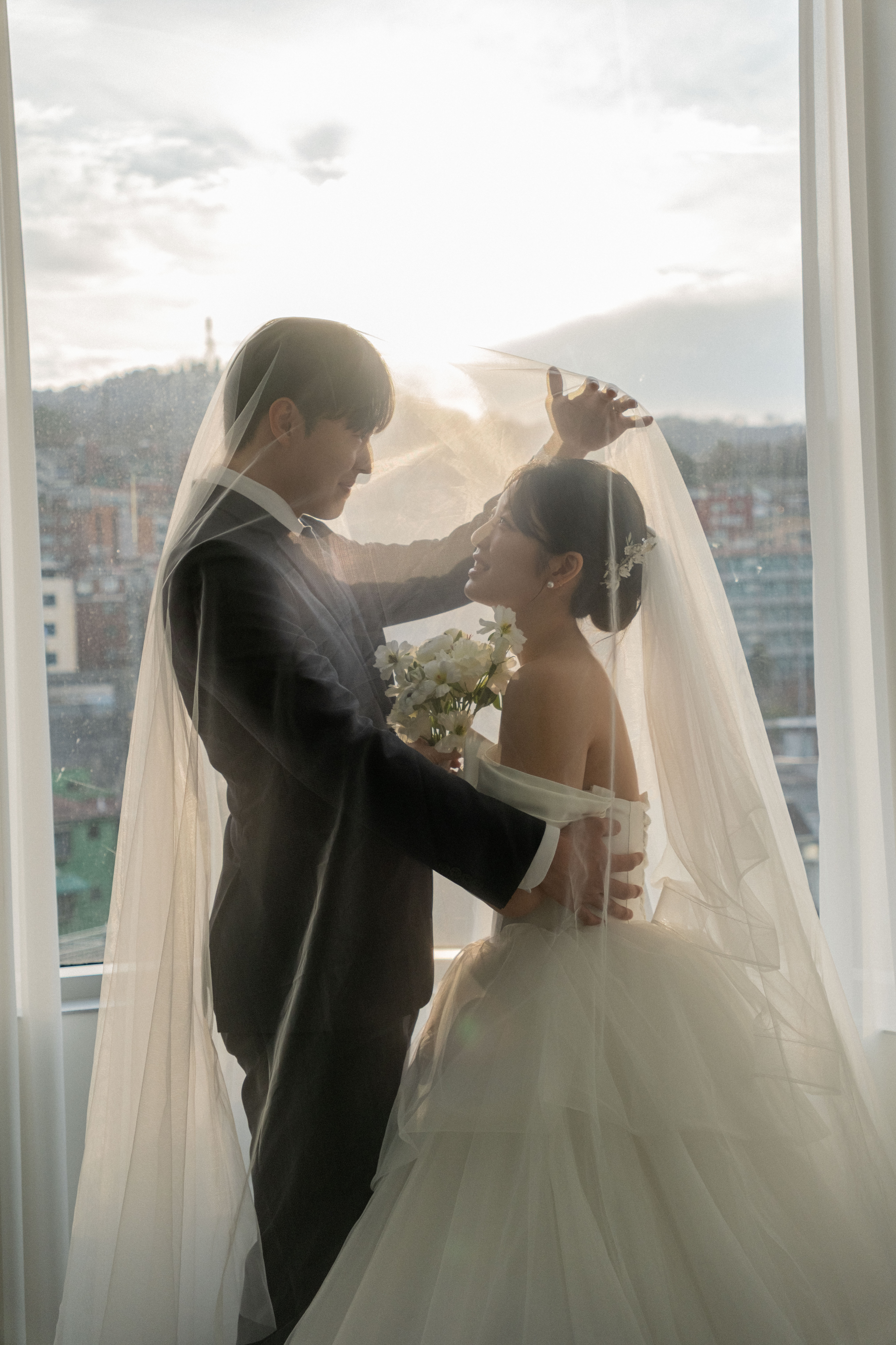 스페이스남산웨딩 리허설 촬영 후기 | 소유필름이 기록한 남산타워 뷰의 미니멀 웨딩