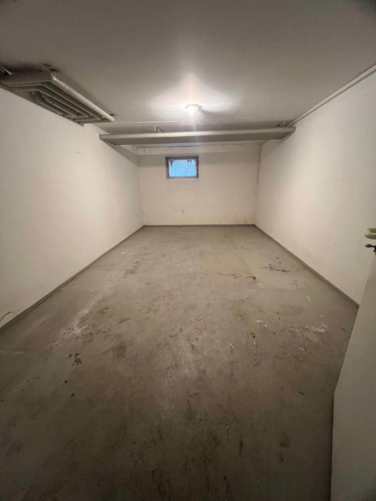 Entrümpelung Freising, ein Kinderzimmer mit hunderten sachen und einem rotem Spielauto mitten drinnen.