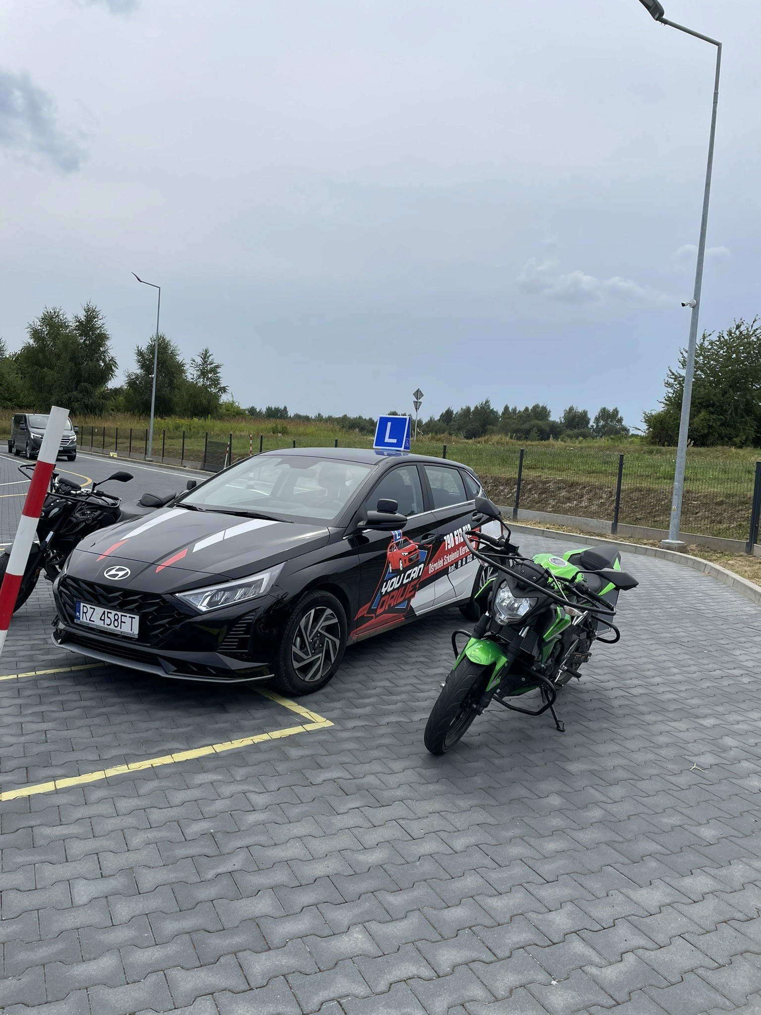 Czy warto korzystać z dodatkowych jazd doszkalających? Szkoła jazdy OSK You Can Drive Rzeszów