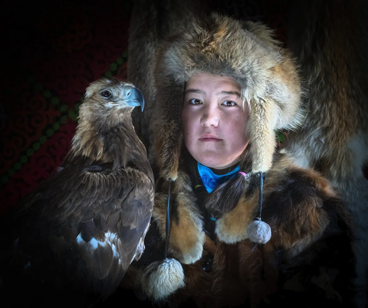 Joven niña con su halcon de caza, Mongolia