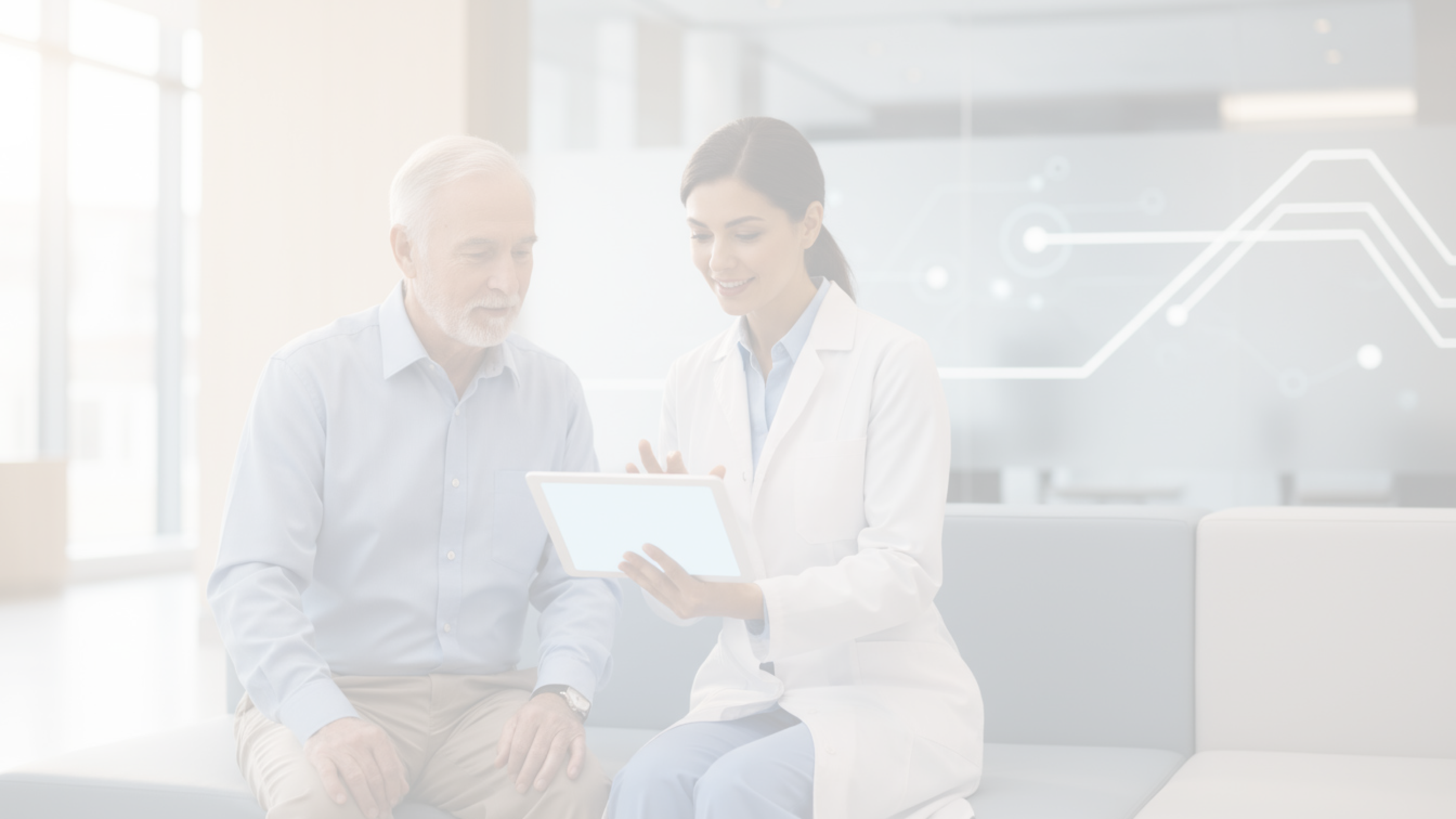 Fotografía de una consulta médica donde una doctora joven utiliza un dispositivo móvil para registrar los datos de un paciente de la tercera edad; la imagen ilustra la digitalización de la atención clínica y la interacción del usuario senior con interfaces móviles.